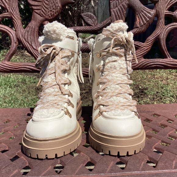 NWT Circus By Sam Edelman Ivory Gretchen Faux Sherpa Hiking/Outdoor Boot - Picture 6 of 9